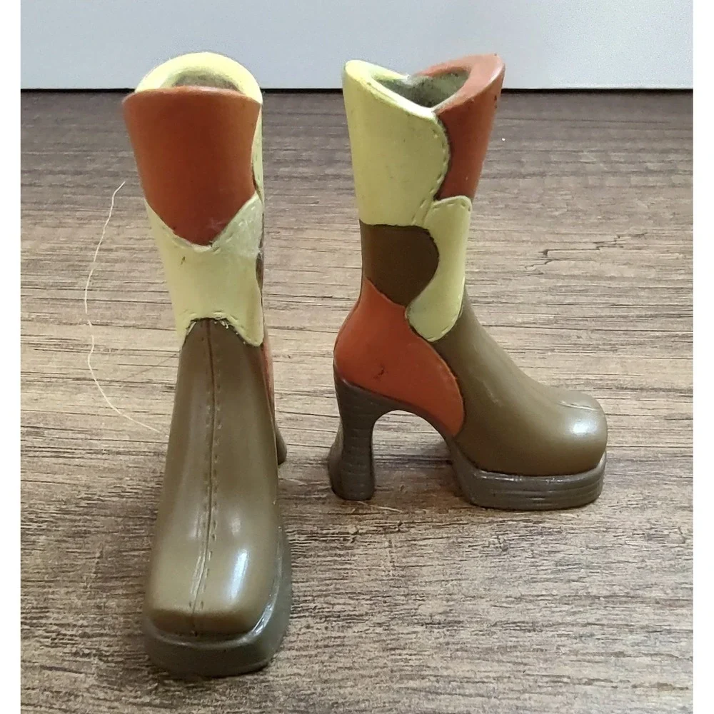 Bratz Doll Xpress It One Pair of Multi Toned Brown Heeled Boots Shoes Yellow Z29